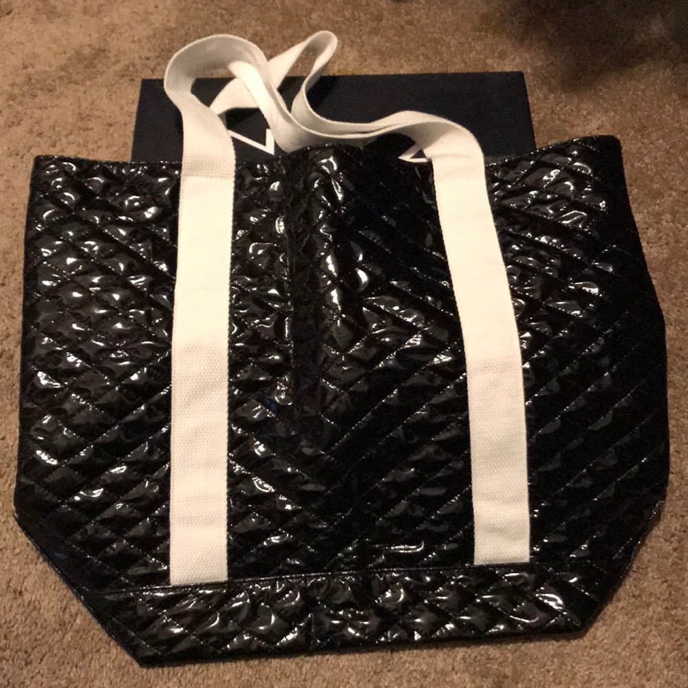 Venus shiny black tote